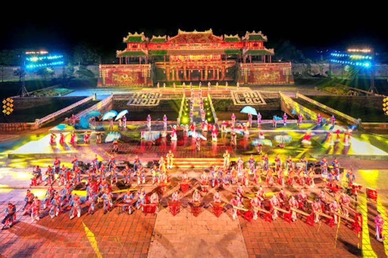 Festival Huế: Không gian lộng lẫy, trải nghiệm văn hóa đặc sắc cho du khách. (114 ký tự)