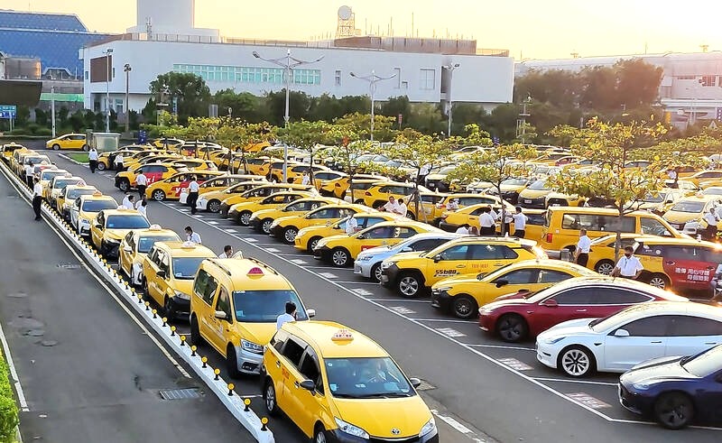 Taxi là lựa chọn lý tưởng cho gia đình, nhóm bạn nhỏ hoặc cặp đôi muốn riêng tư và chủ động về thời gian di chuyển.