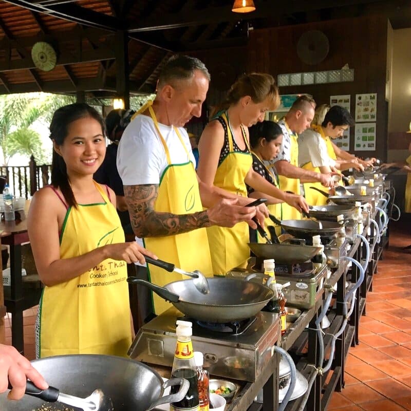 Khám phá ẩm thực Koh Lanta với lớp học nấu ăn địa phương!