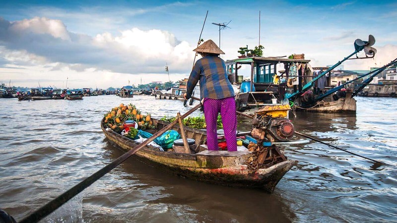 Chợ nổi Ngã Bảy nhộn nhịp từ tờ mờ sáng. (Ảnh: Nụ Cười Mekong)