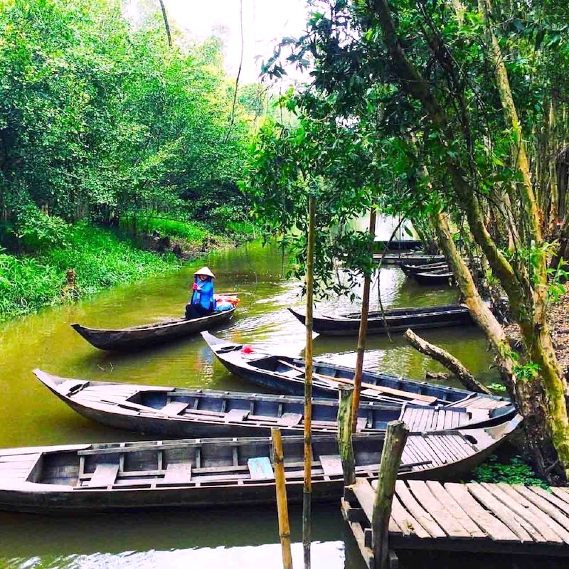 Khám phá Khu du lịch sinh thái Gáo Giồng, du khách có thể ngồi xuồng máy xuôi dòng sông, ngắm nhìn chim muông.