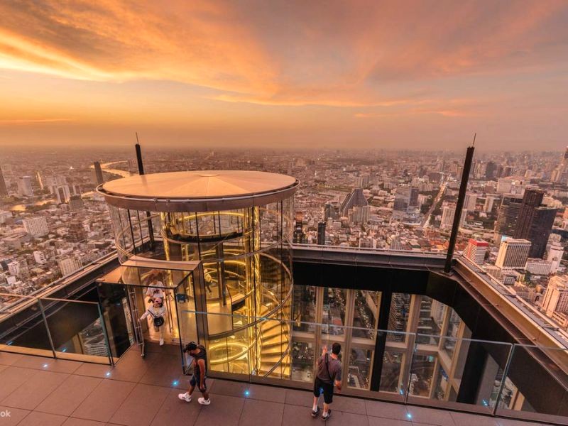 Hoàng hôn rực lửa trên Mahanakhon Skywalk, lãng mạn vô cùng.