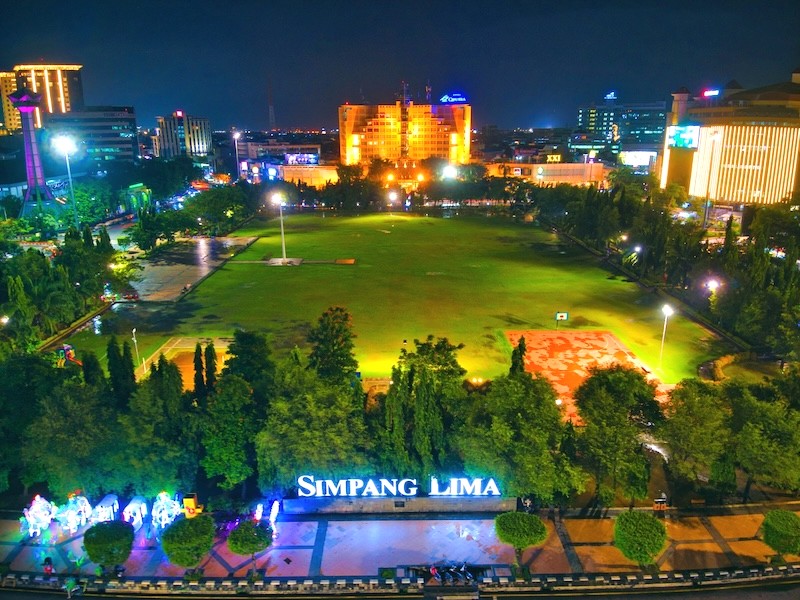 Simpang Lima, quảng trường trung tâm Semarang, là điểm giao nhau của năm trục đường chính. (Ảnh: travelspromo)