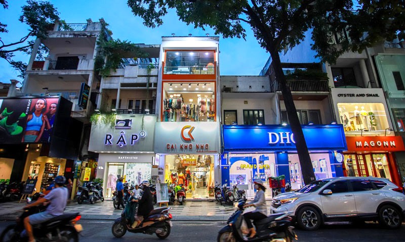 Đường Nguyễn Trãi tập trung nhiều shop thời trang.