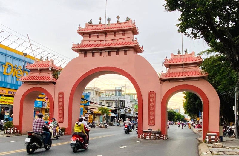 Cổng tam quan Kiên Giang uy nghi với ngói âm dương cong vút, thể hiện sự bề thế.