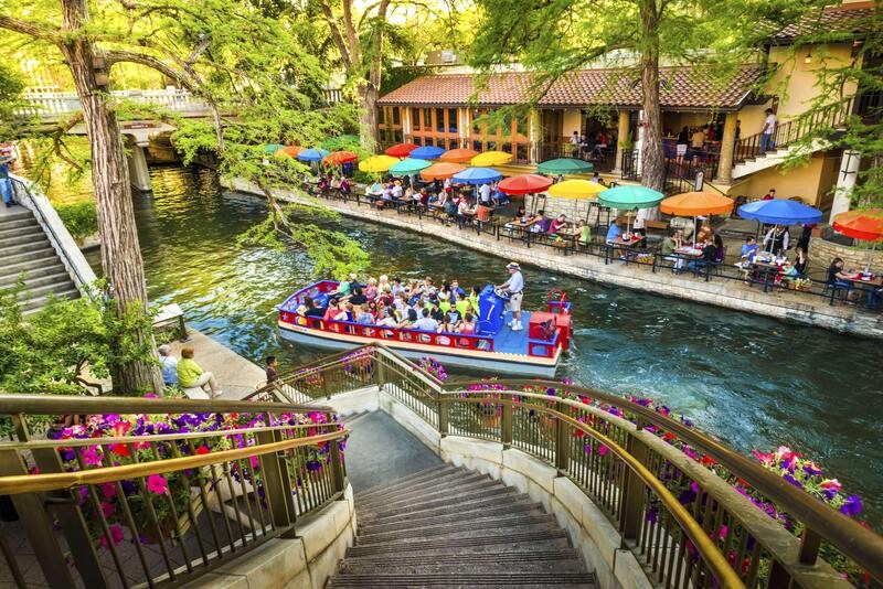 Antonio River Walk (Paseo del Rio) với các cửa hàng, nhà hàng và sà lan đầy màu sắc là điểm du lịch nổi tiếng của thành phố trong nhiều thập kỷ. (Ảnh: tshaonline)