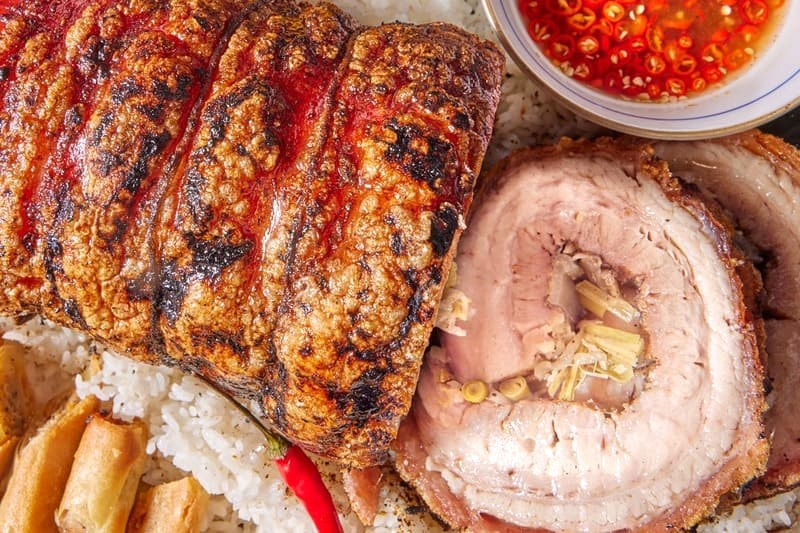 Lechon nhồi: Hương vị thơm ngon, hấp dẫn.