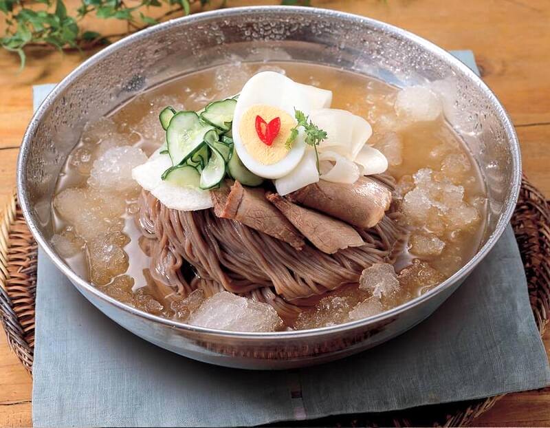 Thưởng thức mì lạnh Naengmyeon dai ngon, nước dùng độc quyền tại nhà hàng Bornga.