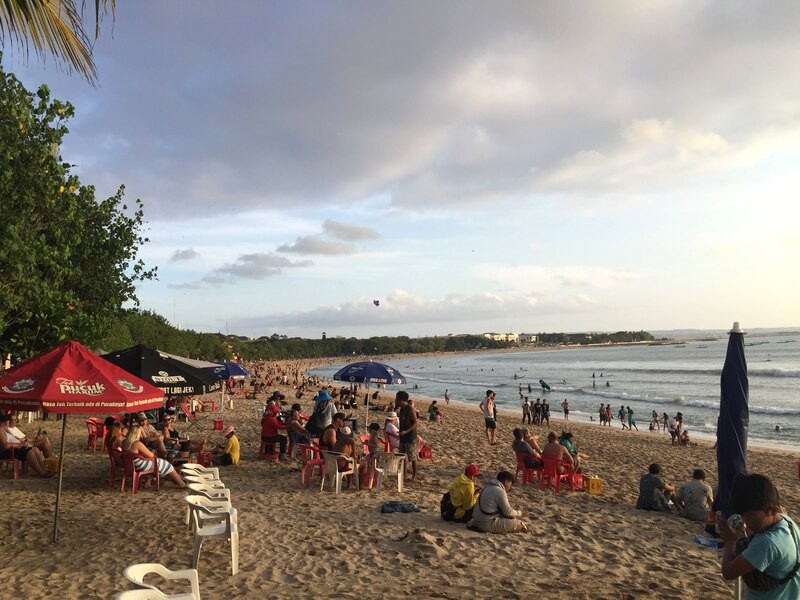 Bãi biển Kuta: Sóng nhỏ, cát mềm. (Bali.com)