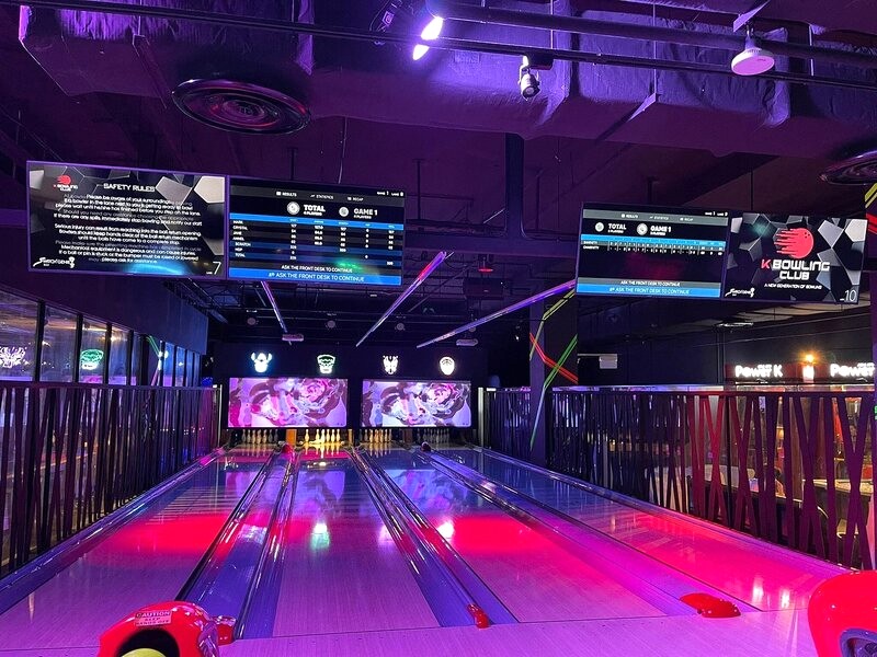 Bowling K ở Singapore: ánh đèn neon rực rỡ, âm nhạc sôi động, trải nghiệm đêm tuyệt vời. (148 ký tự)