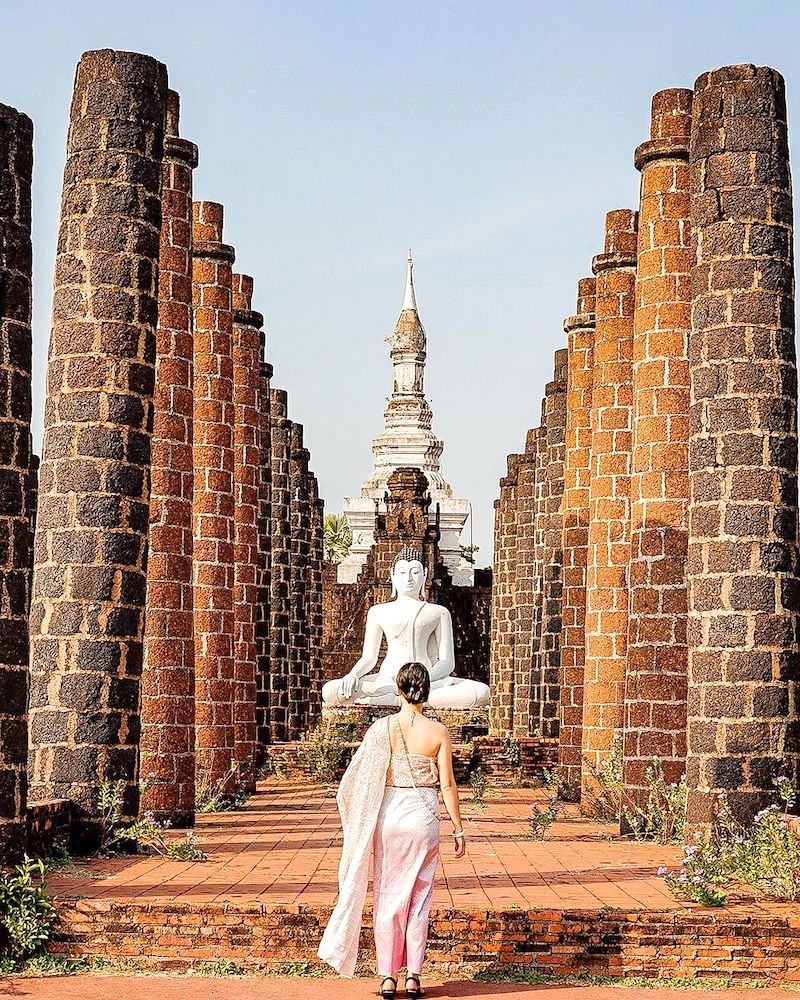 Diện áo dài Thái, check-in thành cổ.