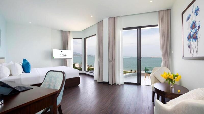 Phòng Suite Ocean View tại Hoàn Mỹ Resort Ninh Chữ đầy đủ tiện nghi: điều hòa, bàn làm việc, ấm đun nước, tủ lạnh, minibar, két an toàn, TV màn hình phẳng, ban công riêng và phòng tắm hiện đại. (Ảnh: BI Travel)