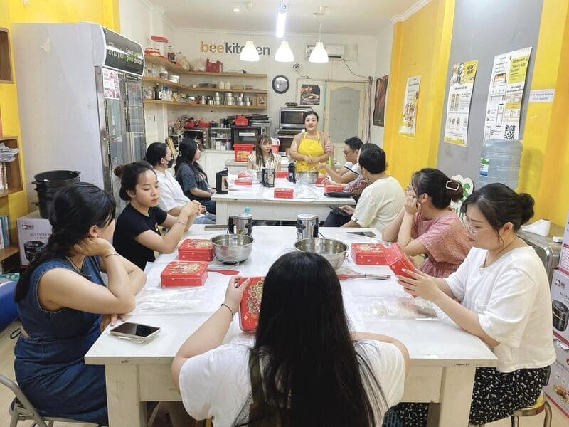 Workshop làm bánh Beemart diễn ra tại các tiệm cà phê xinh đẹp, mang đến không gian thoải mái và thu hút.