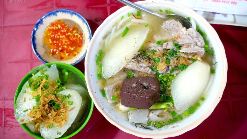 Bánh canh giò heo Lê Quang Định nổi tiếng với nguyên liệu tuyển chọn, giữ trọn vị ngon.