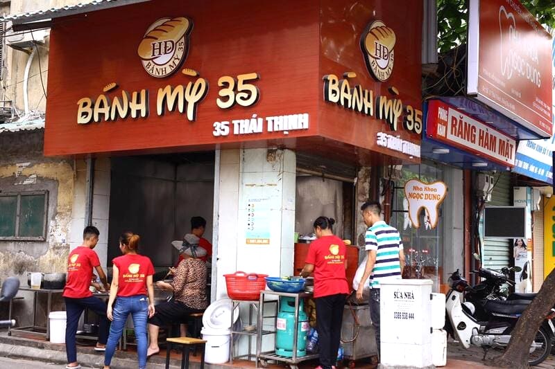 Bánh mì sốt vang 35 Thái Thịnh, điểm đến quen thuộc của tín đồ ẩm thực quận Đống Đa.