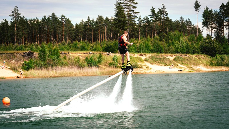 Flyboard đắt hơn các trò chơi biển khác, thời gian chơi ngắn.