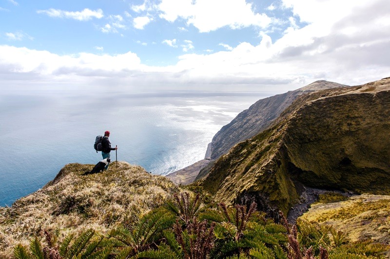 Quần đảo Tristan da Cunha bao gồm hòn đảo có người ở Tristan da Cunha và các đảo không có người ở: Gough, Inaccessible và Nightingale.