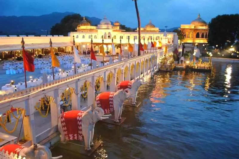 Cung điện Jag Mandir lãng mạn tọa lạc giữa hồ Pichola, nổi bật với những cánh cửa uốn cong và điêu khắc tinh tế. (Ảnh: tripoto)