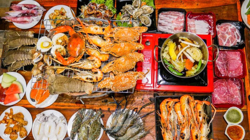 The Grill Buffet: Thực đơn hải sản phong phú, trải nghiệm ẩm thực trọn vẹn.