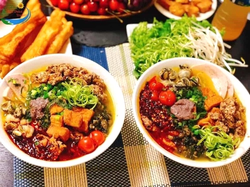 Tô bún riêu Đà Lạt chất lượng, đầy đủ riêu cua, huyết, cà chua, da heo, hành lá, ...