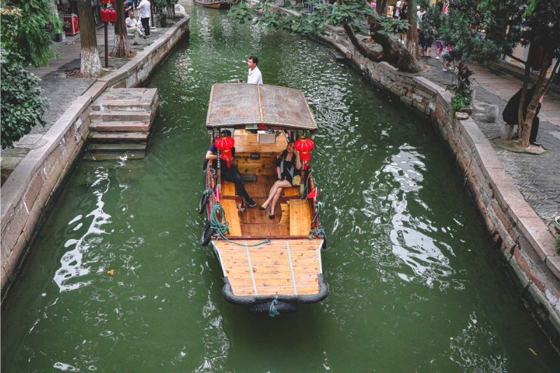 Gửi gắm hành trình, thả hồn trên dòng sông thơ mộng, chìm đắm vẻ đẹp cổ trấn. (Ảnh: purpurpurpur)