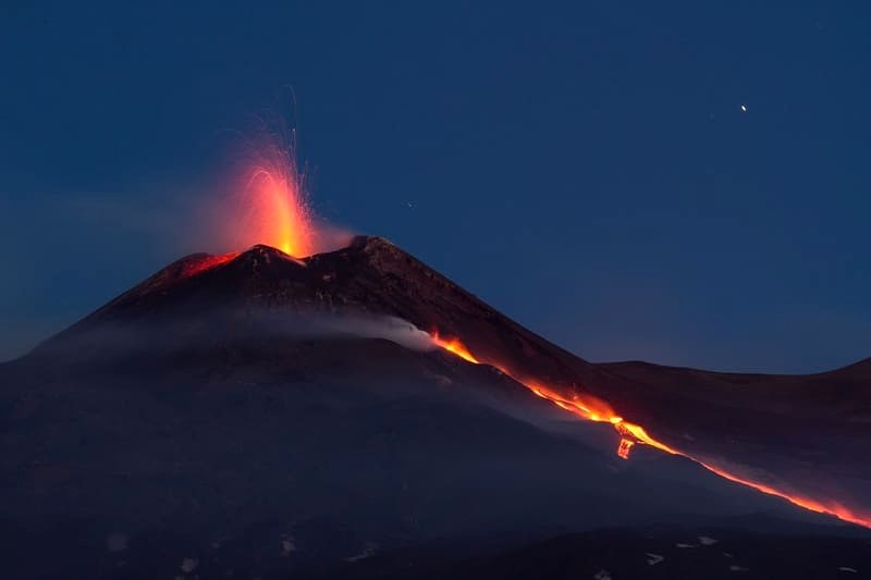 Etna: Núi lửa hùng vĩ, dòng nham thạch nóng chảy, trải nghiệm ngoạn mục.