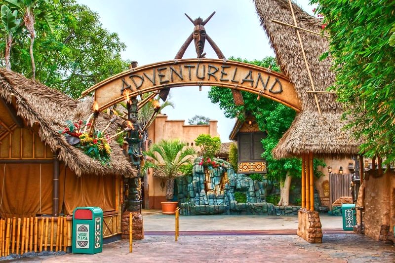 Adventureland, với cảm hứng từ rừng nhiệt đới châu Phi, là thiên đường cho những tâm hồn yêu thiên nhiên.