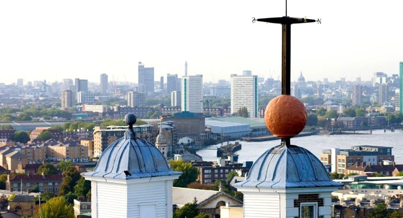 Quả cầu thời gian tại Đài thiên văn Greenwich di chuyển lúc 13h, thu hút du khách.