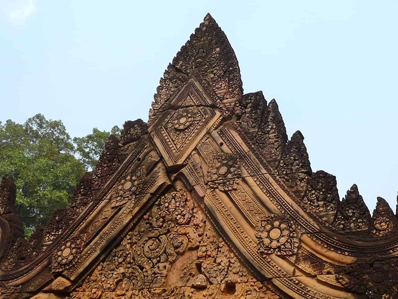 Phù điêu tinh xảo trên mái Đền Banteay Srei.