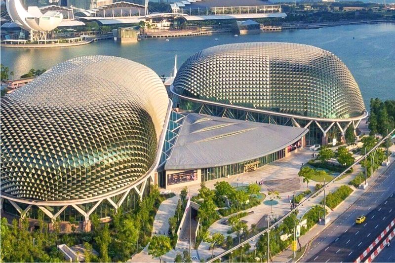 Nhà hát Esplanade Singapore, với kiến trúc độc đáo hình quả sầu riêng, nổi tiếng thế giới. (Ảnh: pystravel)