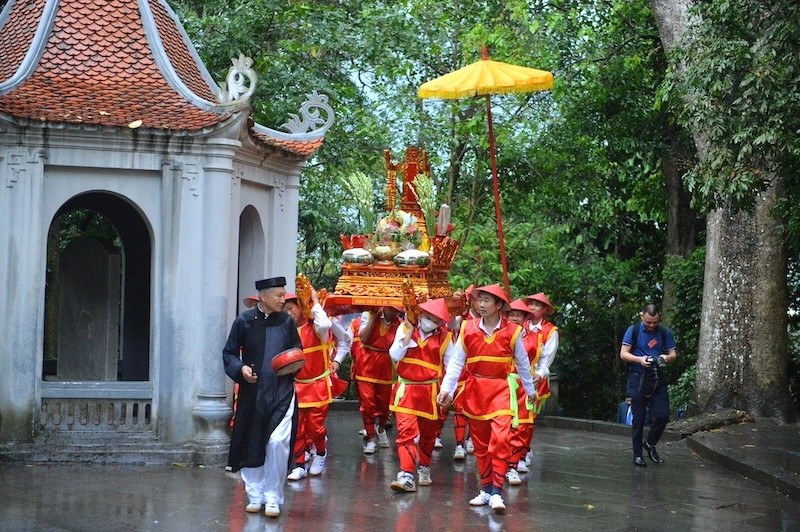 Kiệu vua lên đường, hướng về đền Thượng.