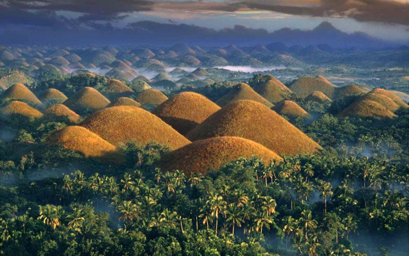 Chocolate Hills, biểu tượng du lịch của đảo. (Ảnh: Travel + Leisure)