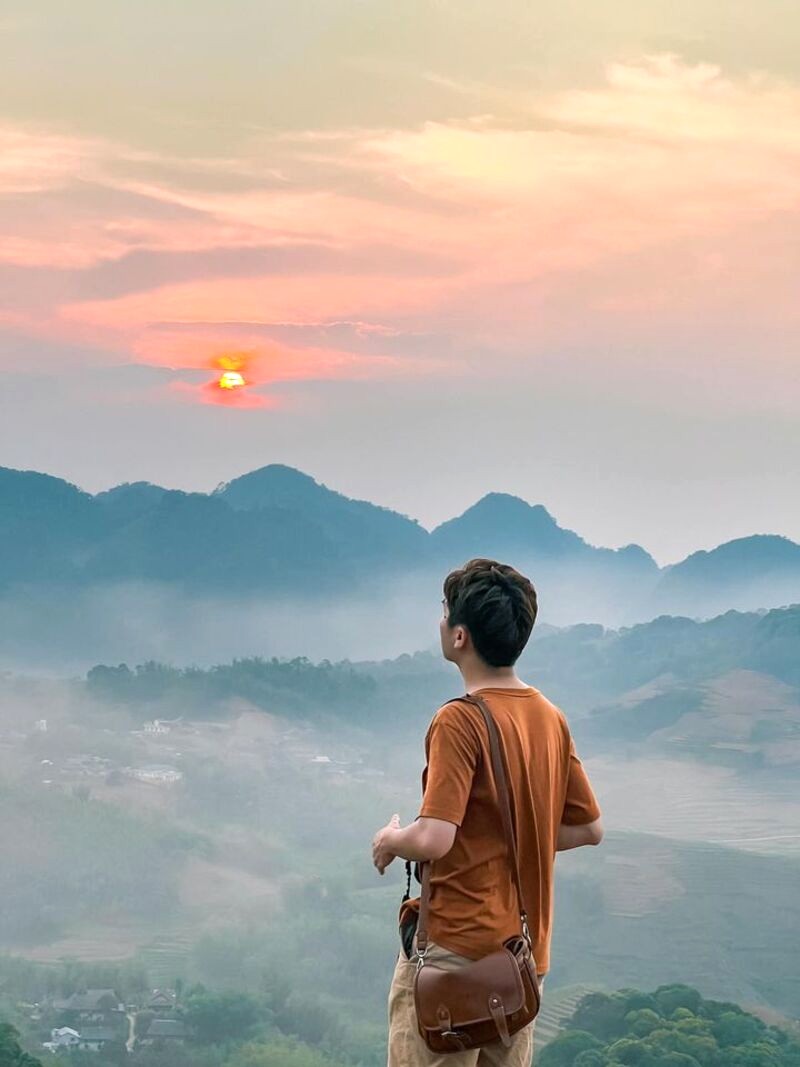 Hồ đẹp như tranh, săn mây chẳng kém ai.