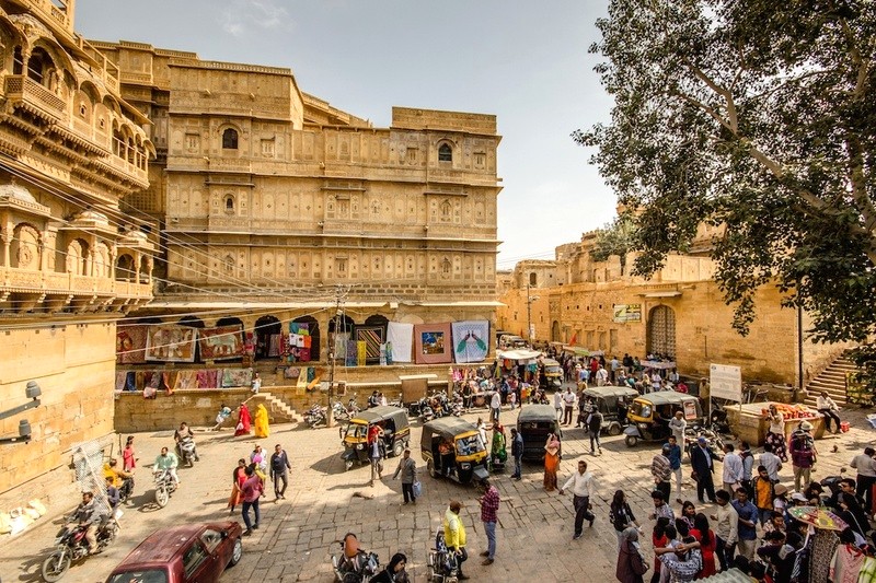 Pháo đài Jaisalmer bao quanh khu phố cổ quyến rũ. (Ảnh: globeguide)