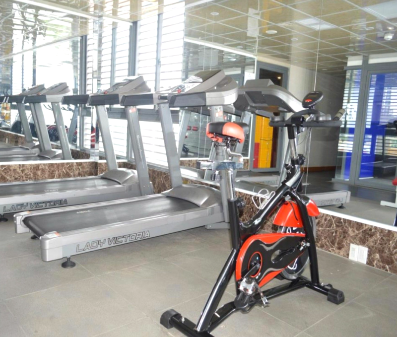 Khách sạn có phòng gym hiện đại, đầy đủ thiết bị tập luyện tân tiến.