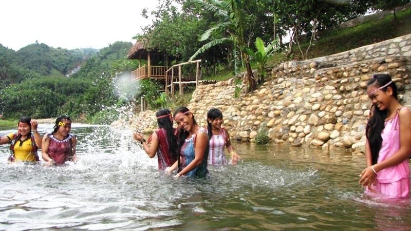 Bé gái Trin nô đùa, tắm suối mát.