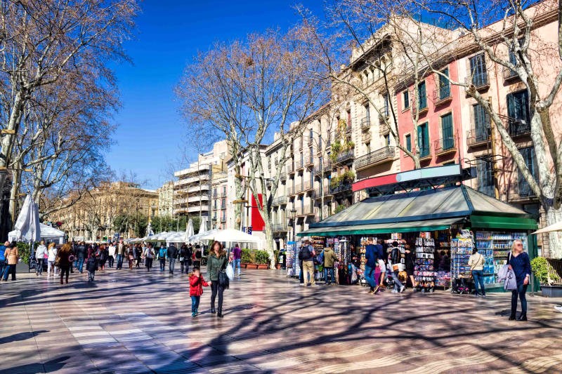 La Rambla, trái tim sôi động của Barcelona, dài 1,2km.