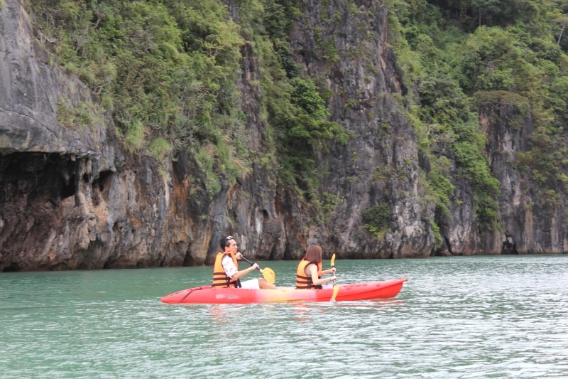 Chinh phục đại dương tuyệt vời với trải nghiệm chèo thuyền và lướt ván tại Koh Lanta.