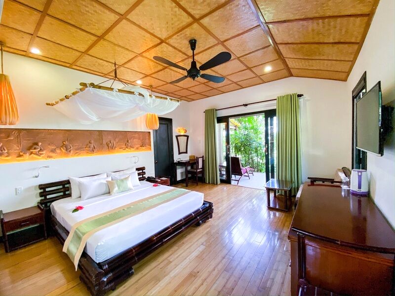 Bungalow ven biển, hướng nhìn ra biển xanh.