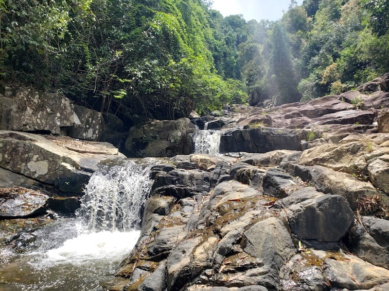 Thác Sơn Long, ẩn mình trong rừng già Tây Nguyên, hùng vĩ với ba tầng nước, như hiện thân cho khí phách mạnh mẽ của người dân nơi đây.