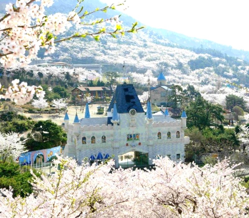 Lâu đài Jinhae đẹp kiến trúc, thu hút du khách. (Ảnh: datviettour)