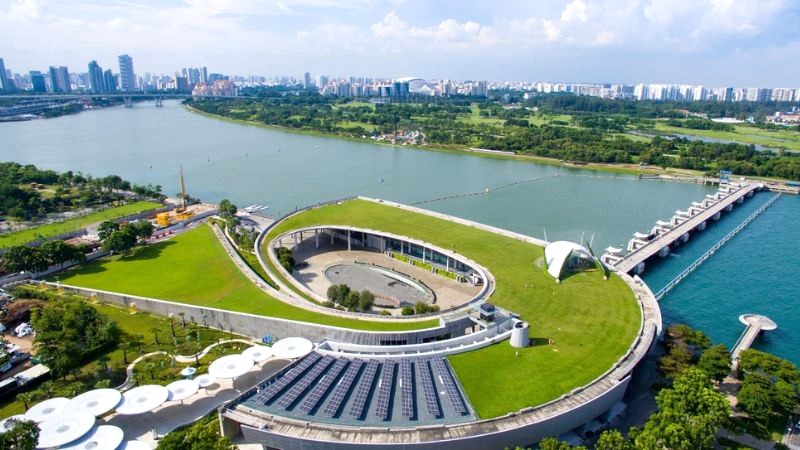 Marina Barrage, với 9 cửa đóng, góp phần tích trữ nước ngọt cùng 16 đập khác, cung cấp nước sinh hoạt cho người dân Singapore.