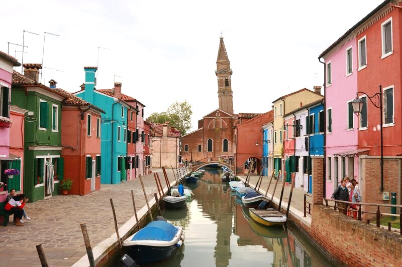 Nhà thờ San Martino Vescovo ở Burano nổi tiếng với tháp chuông nghiêng độc đáo.