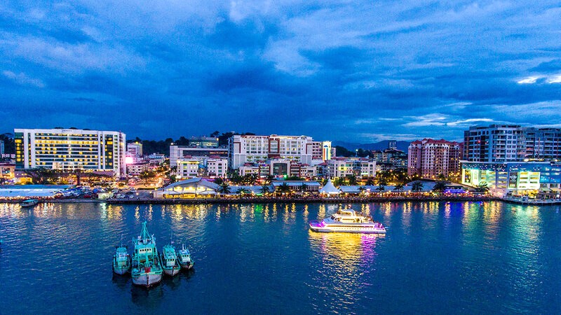 Là thủ phủ Sabah, Kota Kinabalu là trung tâm du lịch và cửa ngõ khám phá vẻ đẹp hùng vĩ của Borneo.