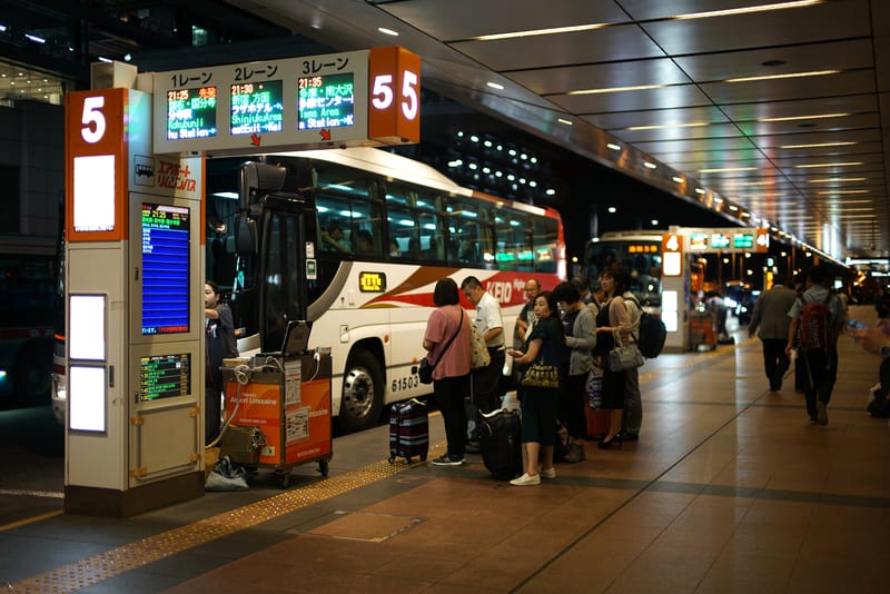 Mang nhiều hành lý? Xe buýt Limousine từ Haneda là lựa chọn tiện lợi nhất, đưa bạn thẳng đến chỗ ở. (Ảnh: iStock.com/TokioMarineLife)