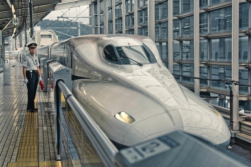 Tàu Shinkansen đảm bảo an toàn với 4 cấp độ kiểm tra nghiêm ngặt, mang đến sự yên tâm cho hành khách.