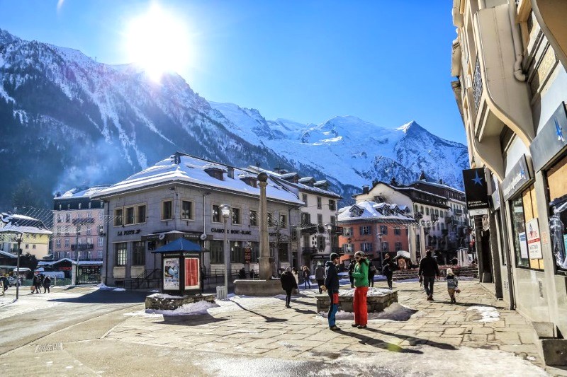 Chamonix, thị trấn thanh bình, được bao quanh bởi những dãy núi tuyết trắng hùng vĩ.