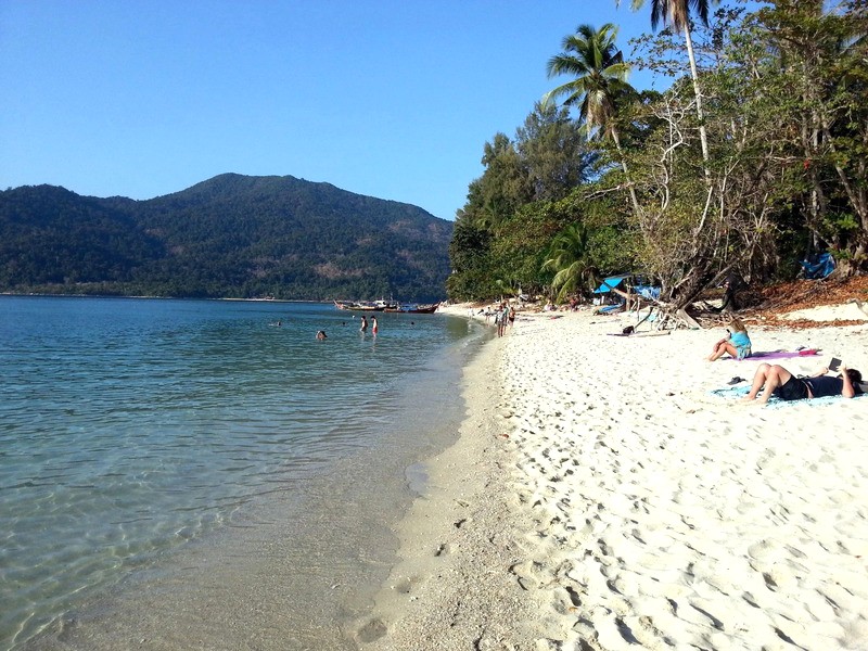 Sunset Beach: Bãi biển yên tĩnh, thư giãn nhất ở Koh Lipe.