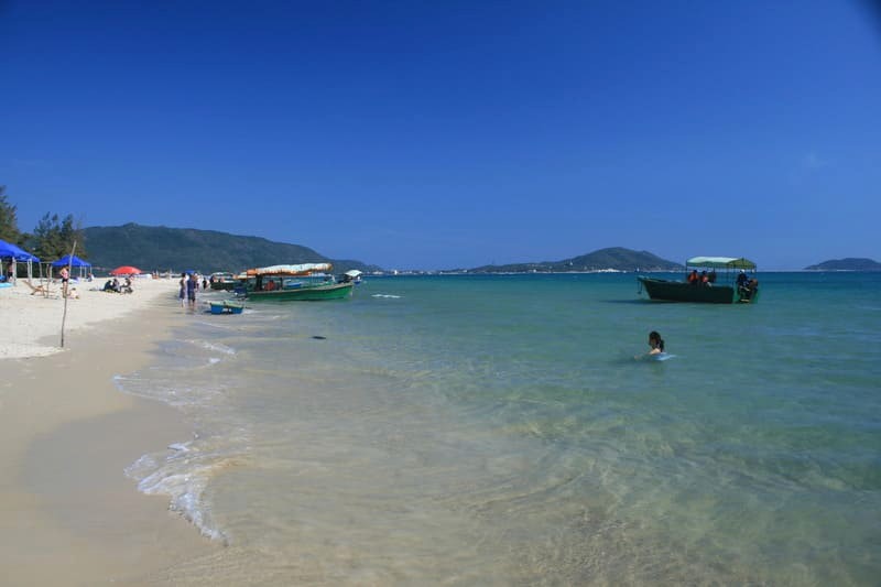 Vịnh Á Long (7,5 km) - thiên đường biển thơ mộng.