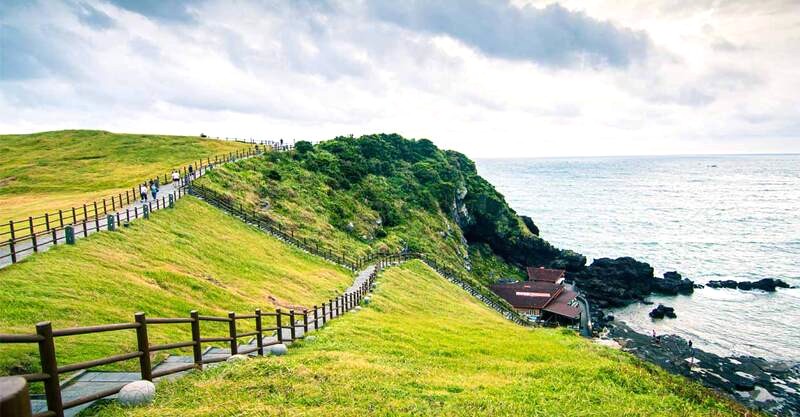 Đảo Jeju nổi tiếng với cảnh quan độc đáo, được hình thành từ hơn 360 núi lửa nhỏ. (Ảnh: IVIVU)